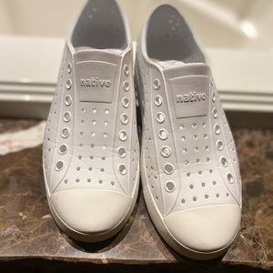 Native Jefferson shoes white size 9
